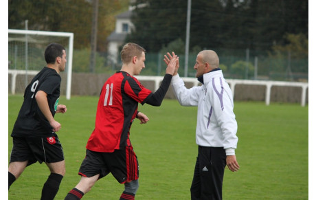 PREMIER,  MAIS PAS SEUL...